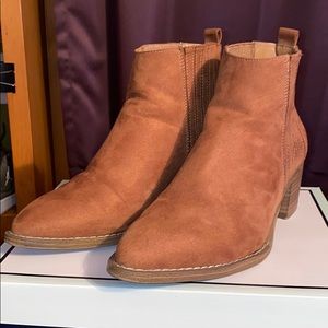 Universal thread women’s boots